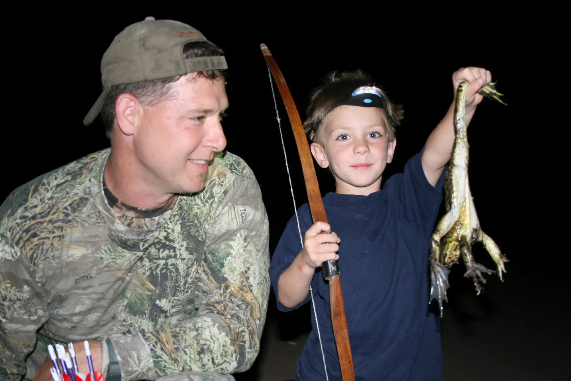 kids hunting for frogs