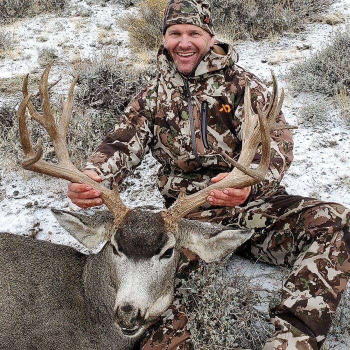 A Trophy Buck Makes a Surprise Appearance